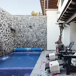Private Jacuzzi & Pool, Elegant La Escondida 5Br