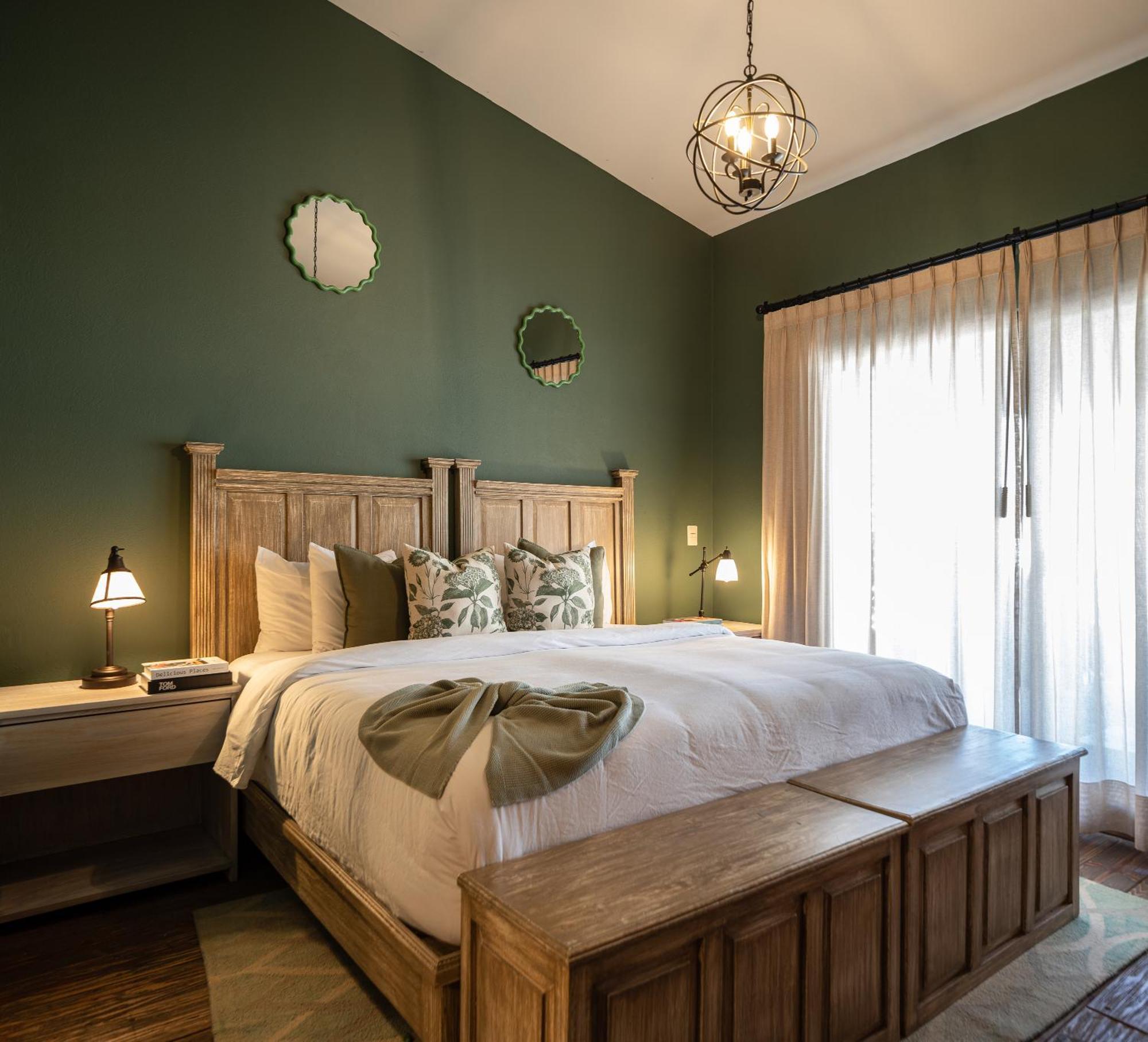 Private Jacuzzi & Pool, Elegant La Escondida 5br Holiday home *