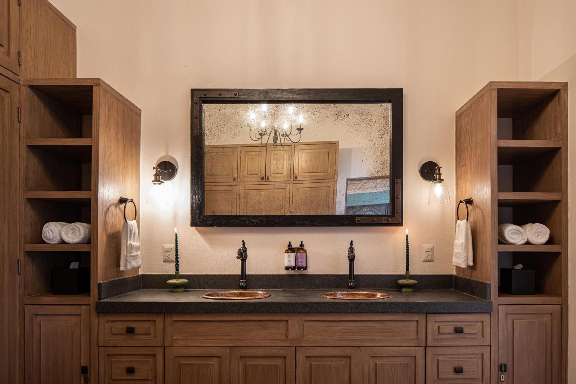Holiday home Private Jacuzzi & Pool, Elegant La Escondida 5br *