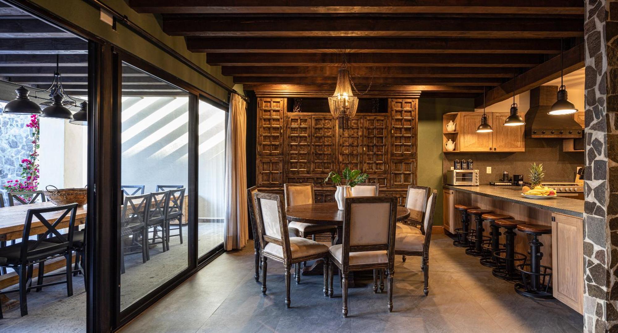 Private Jacuzzi & Pool, Elegant La Escondida 5br Holiday home