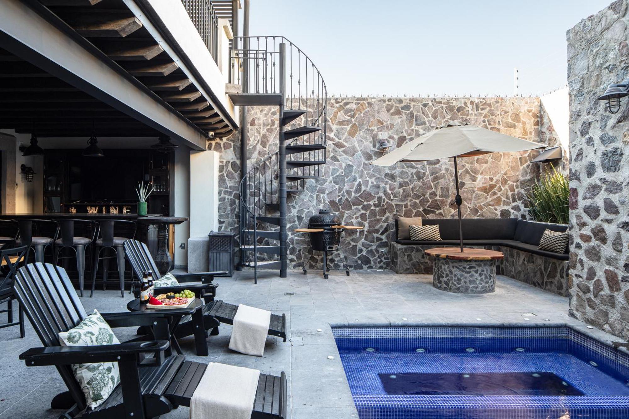 Private Jacuzzi & Pool, Elegant La Escondida 5br Holiday home