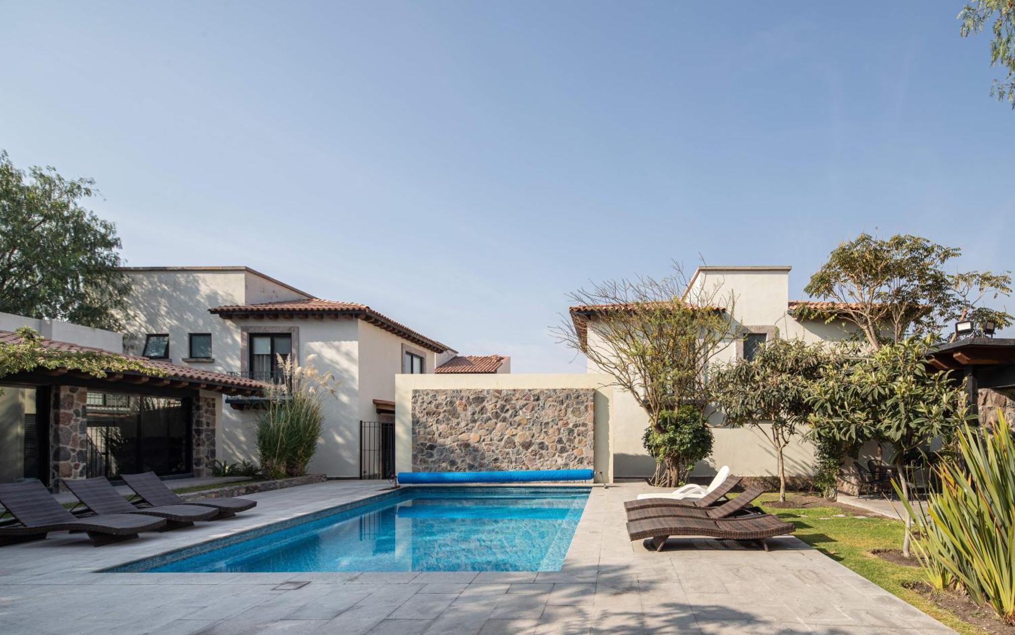 Private Jacuzzi & Pool, Elegant La Escondida 5br Holiday home *